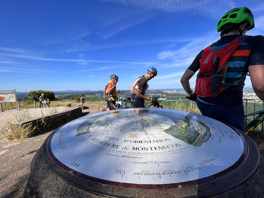 Le grand Tour VTT passe par le point de vue de Montfaucon