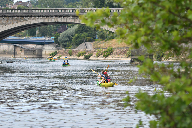 Kayaks sur le Doubs à Besançon