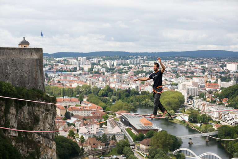 Highline citadelle bregille, marche fil tendu vide