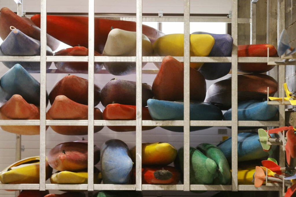 Canoés rangés dans un local de stockage