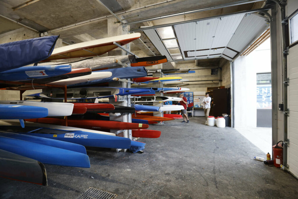 Avirons rangés dans un local de stockage