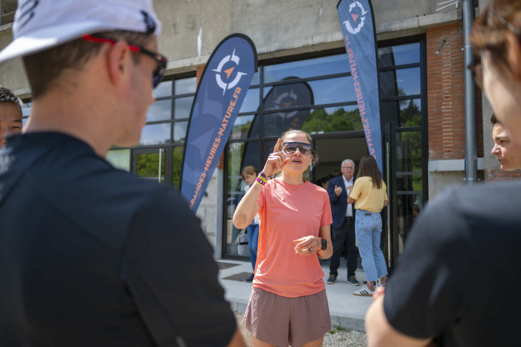 Manon Bohard, athlète en trail devant la base outdoor