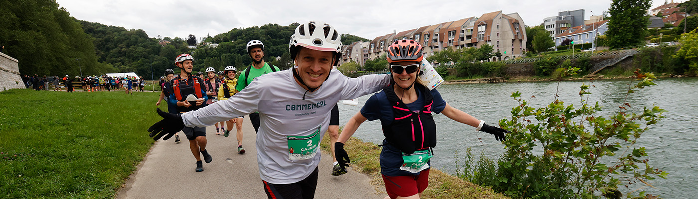 Coureurs le long des rives du Doubs