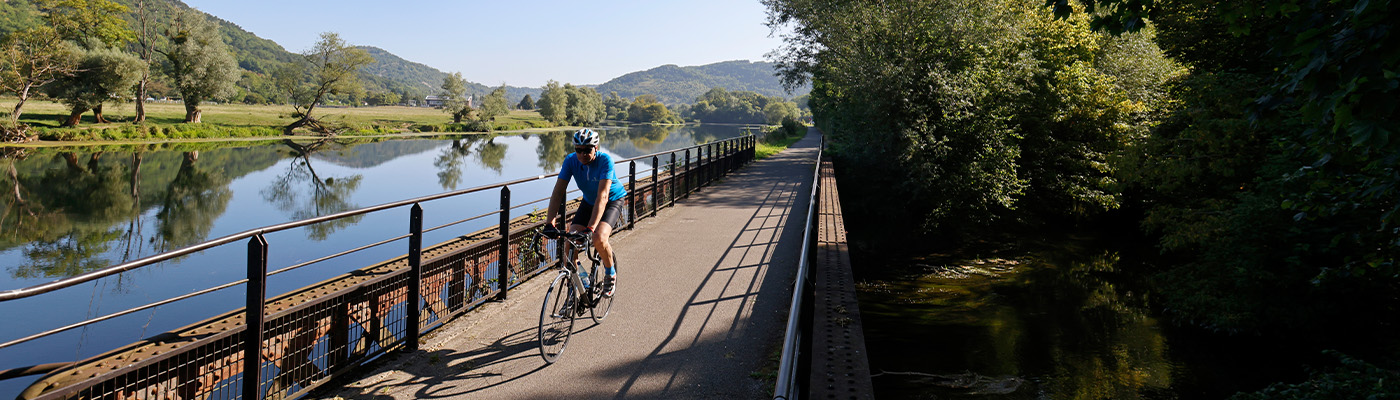 homme faisant du vélo