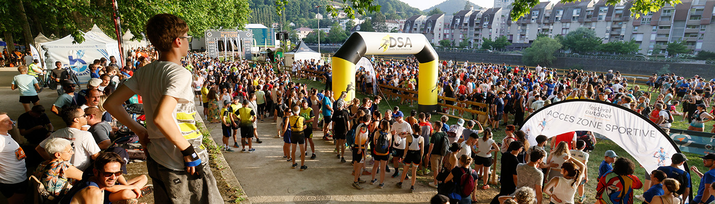 Foule de participants et spectateurs lors d’un ekiden